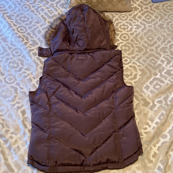 IZOD puffer vest with fleece lined fake fur hood - Picture 5 of 5